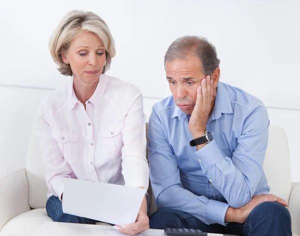 Shocked Couple Looking At Bill — Stock Photo, Image