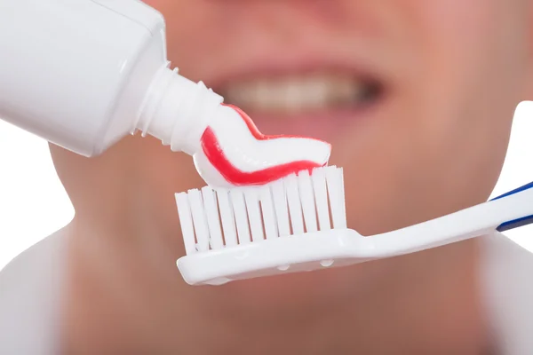 Homme avec brosse à dents et dentifrice — Photo