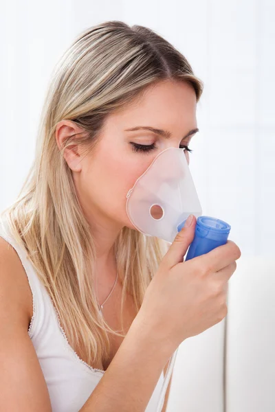 Mujer con inhalador de asma — Foto de Stock