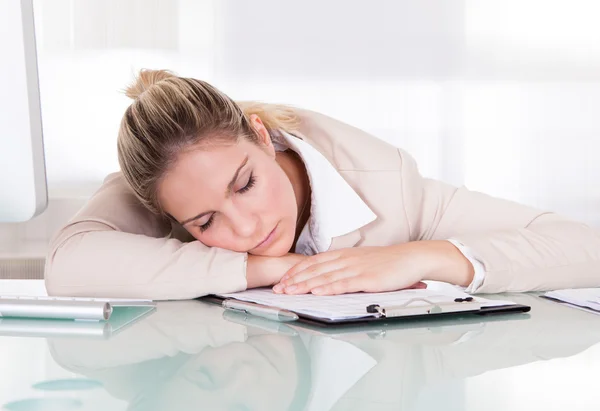 Joven empresaria agotada durmiendo — Foto de Stock