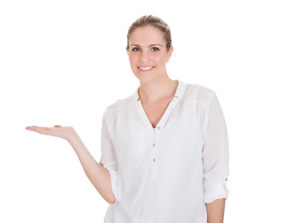 Gelukkige vrouw gebaren bedrijf product — Stockfoto