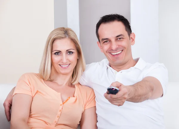 Happy Couple Watching Television — Stock Photo, Image