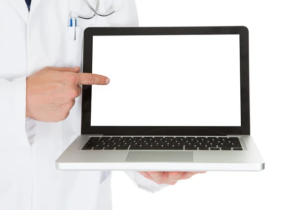 Médico masculino mostrando no laptop — Fotografia de Stock