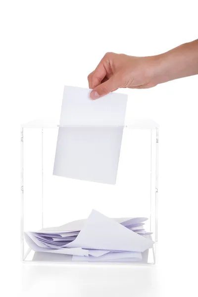 Gros plan de la main insertion bulletin de vote dans l'boîte — Photo