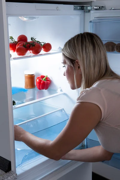 Femme à la recherche dans le réfrigérateur — Photo