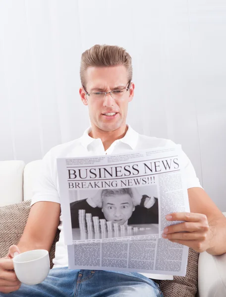 Lendo jornal com a manchete Últimas notícias — Fotografia de Stock