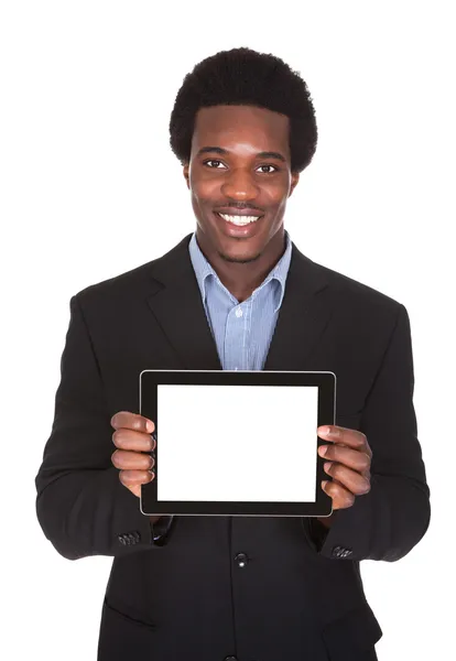 Hombre de negocios feliz sosteniendo la tableta digital — Foto de Stock