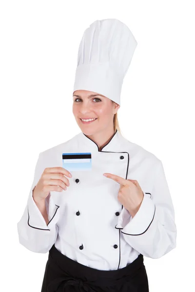 Chef femminile in possesso di carta di credito — Foto Stock