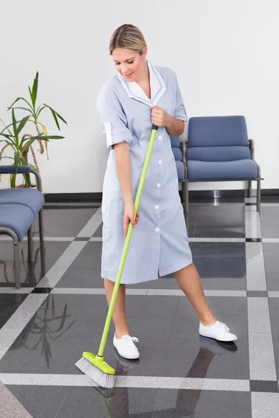Empregada limpeza do chão — Fotografia de Stock
