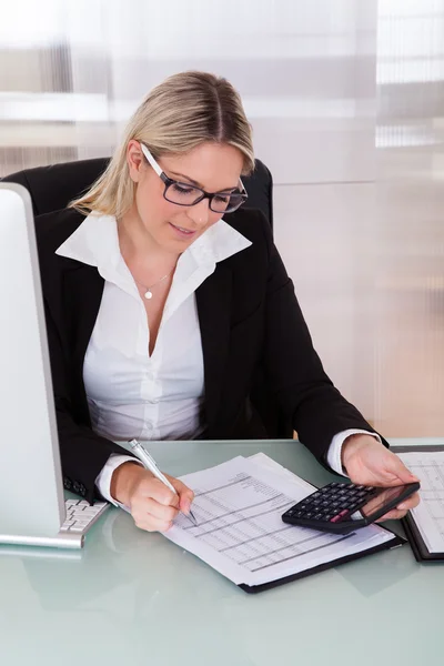 Affärskvinna som arbetar på kontoret — Stockfoto