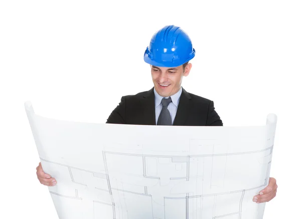 Arquitecto masculino sosteniendo planos —  Fotos de Stock