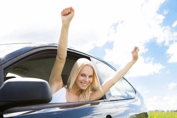 Mujer levantando la mano de la ventana del coche — Foto de Stock