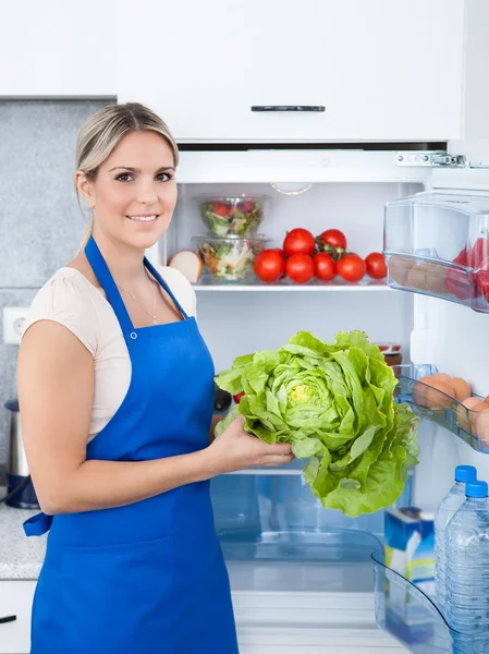 Vrouw in schort houden fles — Stockfoto