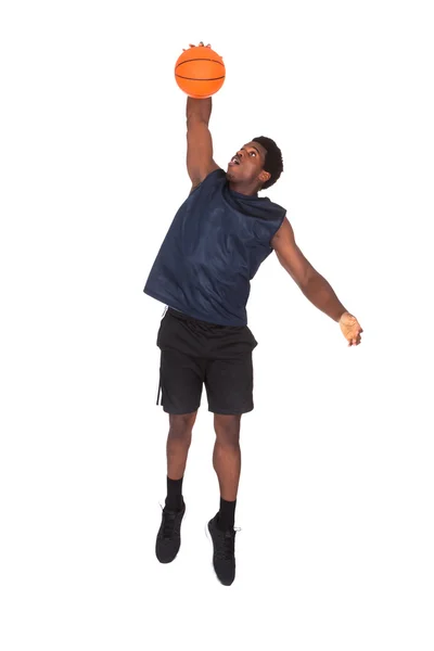 Africký mladík hrát basketbal — Stock fotografie