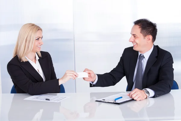 Empresarios Intercambiando Tarjeta Visitante — Foto de Stock