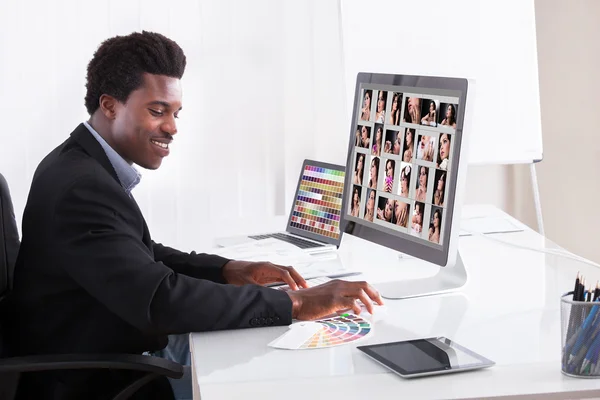 Professioneller Geschäftsmann bei der Arbeit — Stockfoto