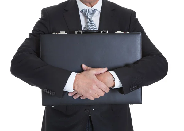 ブリーフケースを保持しているビジネスマンのクローズ アップ — ストック写真