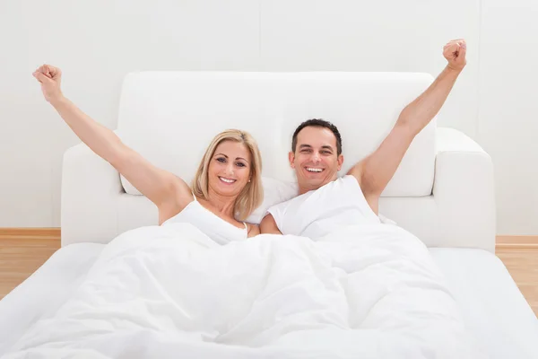 Couple Waking Up In Bed — Stock Photo, Image