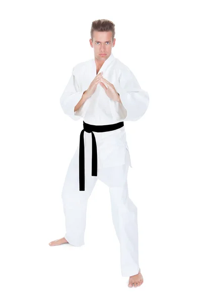 Giovane uomo che pratica karate — Foto Stock