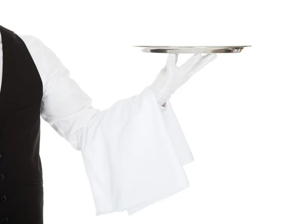Cameriere che tiene vuoto vassoio d'argento — Foto Stock
