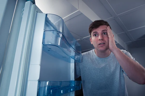 Hombre hambriento mirando en el refrigerador —  Fotos de Stock