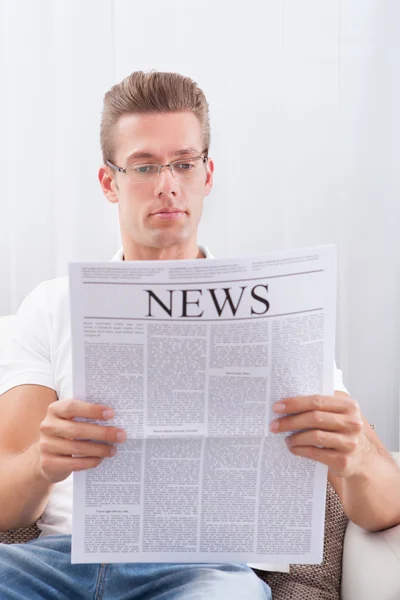 Jovem lendo jornal — Fotografia de Stock