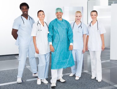 mutlu çok ırklı doktor grup