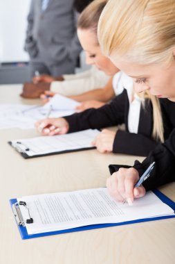 şirket yöneticileri bir toplantı sırasında not almak