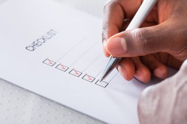 bir onay kutusunu işaretleyerek kırmızı kalemle el