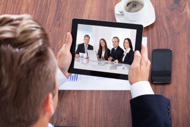 Dijital tablet vasıl arayan bir işadamı portresi