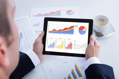 Dijital tablet kullanan işadamı
