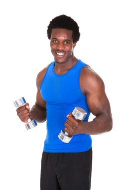Afrikalı adamın dumbbells ile egzersiz