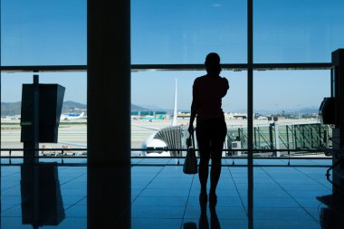 Havalimanı terminal kadın silüeti