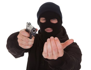 hırsız giyen maske holding silahı