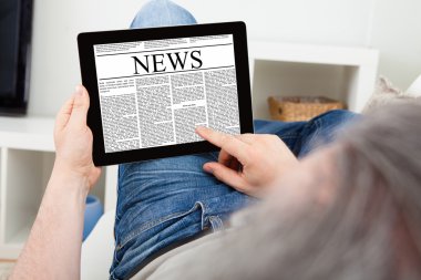 Dijital tablet kullanarak olgun adam portresi