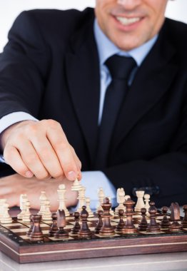 Olgun işadamı satranç oynarken