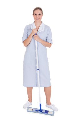 genç hizmetçi paspas ile Zemin Temizleme