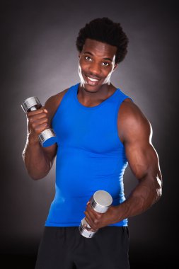 genç adam tutarak halter