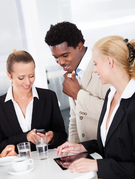 Grupo de Empresários Discutindo Juntos — Fotografia de Stock