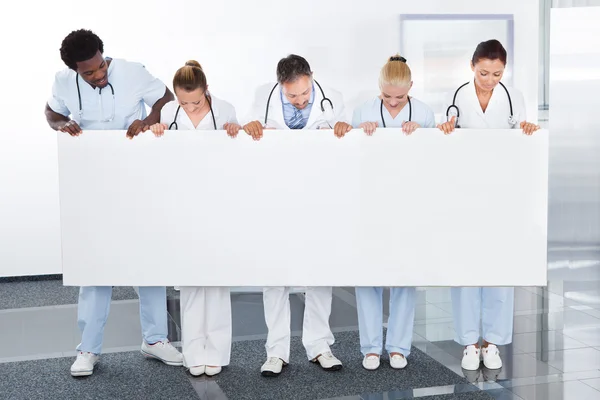 Médicos Multirraciais Segurando Placard — Fotografia de Stock