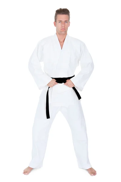 Junger Mann praktiziert Karate — Stockfoto