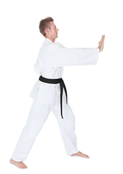 Giovane uomo che pratica karate — Foto Stock