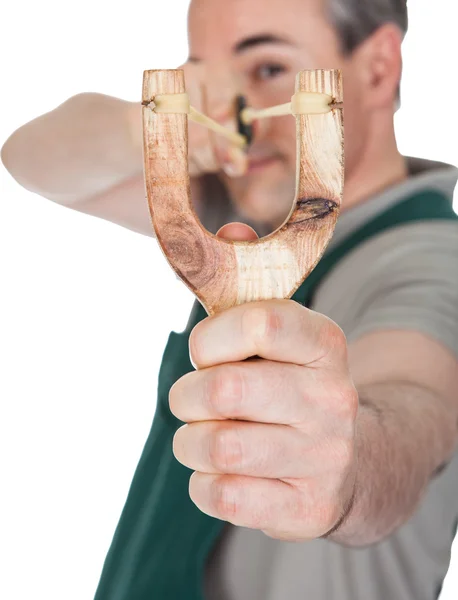 Close-up van hand trekken sling shot — Stockfoto