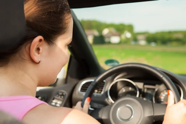 Felice giovane donna che guida l'auto — Foto Stock