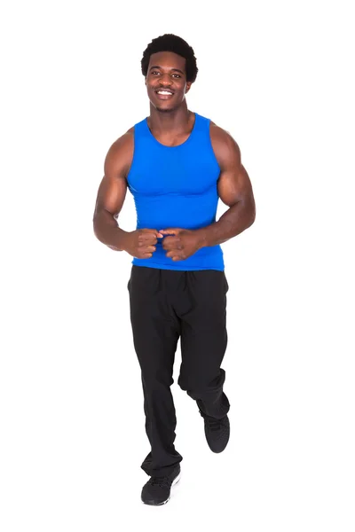 Afrikanischer junger Mann joggt — Stockfoto