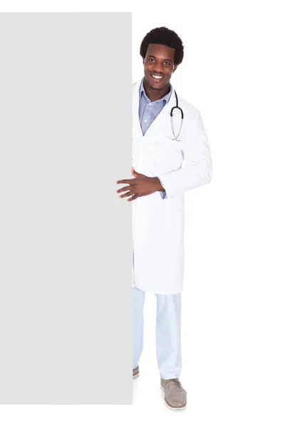 Manliga läkare står med plakat — Stockfoto