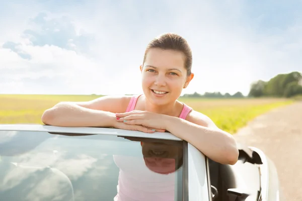 Gelukkig vrouw in auto — Stockfoto