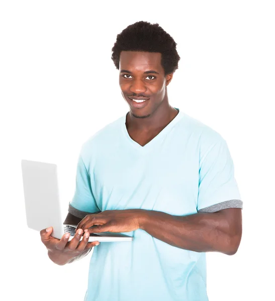 Jovem homem usando laptop — Fotografia de Stock