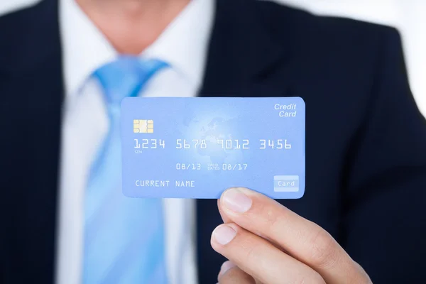 Genç işadamı holding kredi kartı — Stok fotoğraf