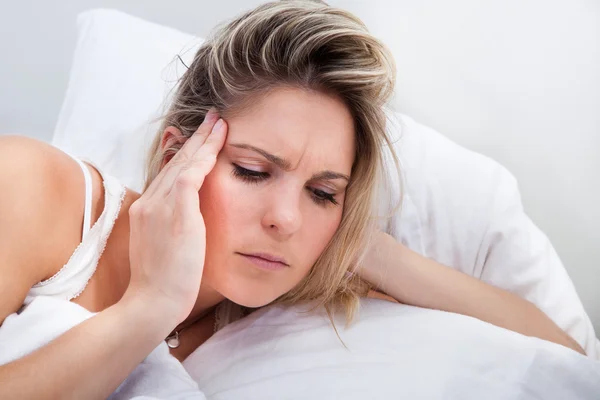 Portrait of woman with headache — Stock Photo, Image